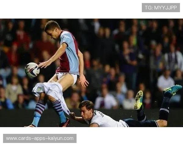 足球教练怒踢垃圾桶！镜头拍下尴尬瞬间