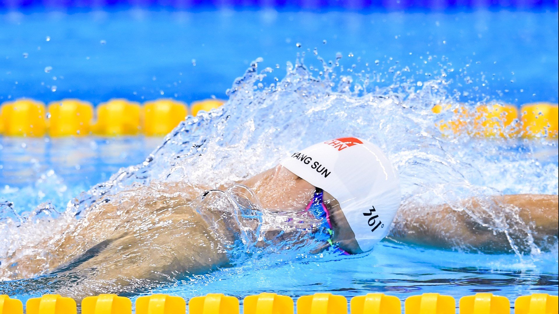 中超官方公布最佳中场，武汉三镇球员凭出色表现夺得月度奖，武汉中超主场在哪